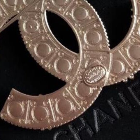 Authentic Chanel pearl brooch - Picture 5 of 6